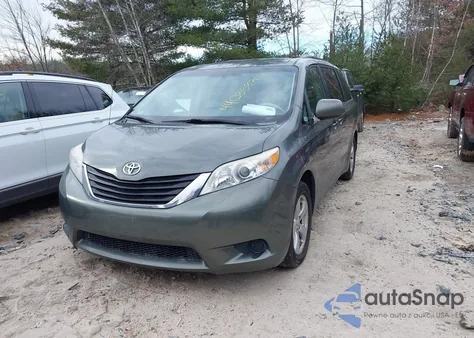 2014 Toyota Sienna Le V6 8 Passenger z USA, uszkodzony, nr VIN 5TDKK3DC6ES433948